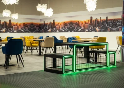 Przytulna przestrzeń kawiarniana z nowoczesnym wystrojem w Max Fun Cafe
