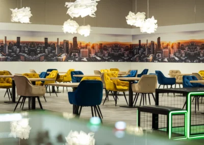 Wnętrze Max Fun Cafe z wygodnymi fotelami i strefą relaksu