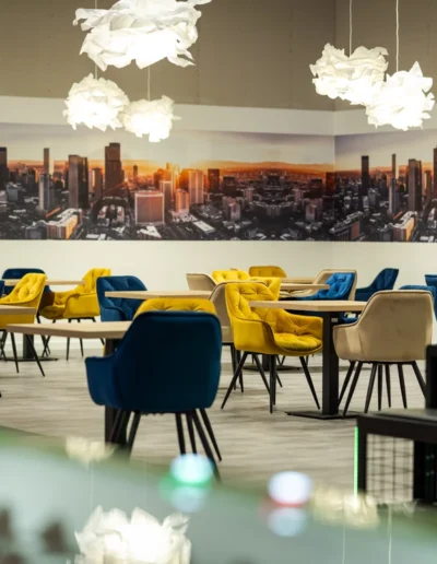 Wnętrze Max Fun Cafe z wygodnymi fotelami i strefą relaksu